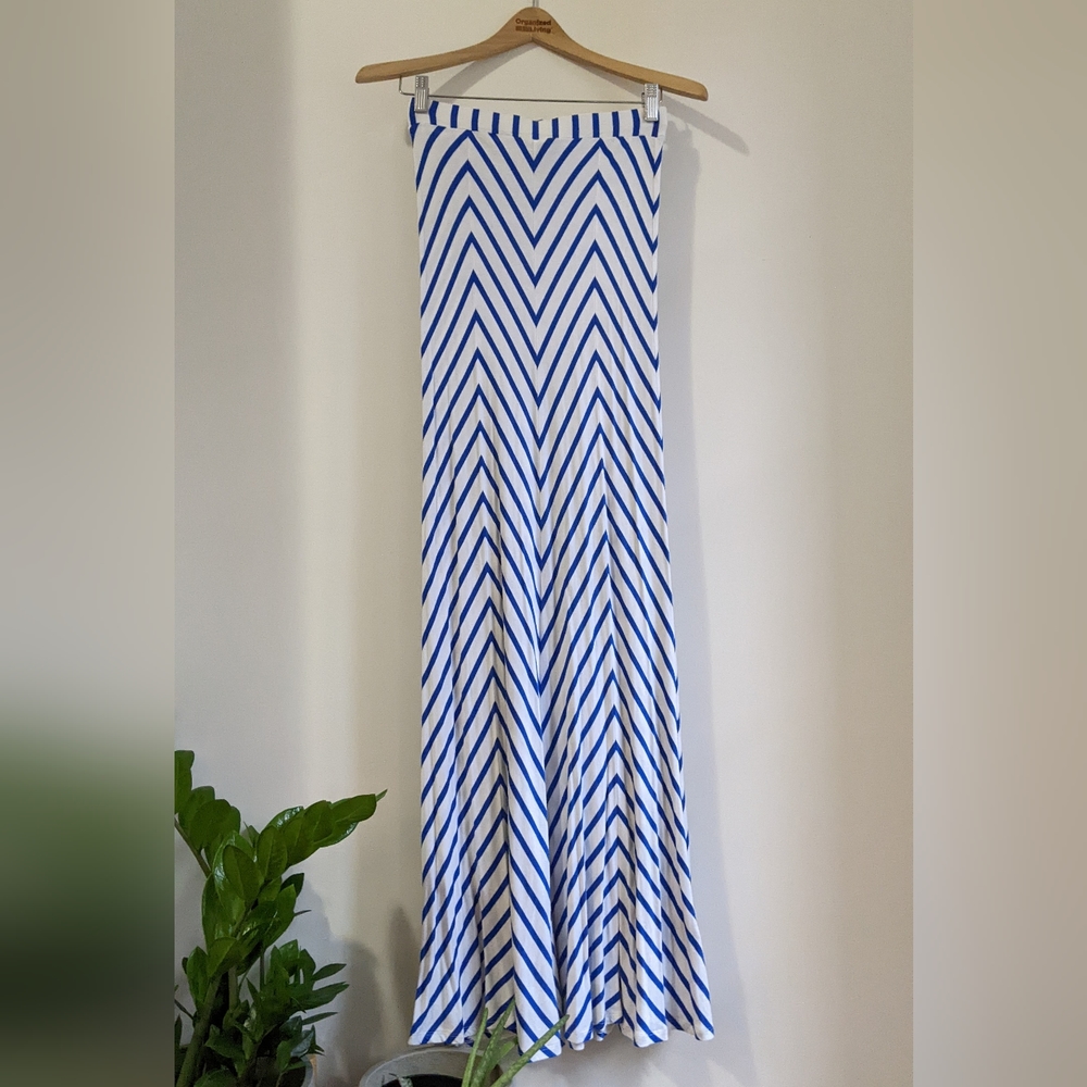 Bebe High Waist Mermaid Hem Maxi Skirt, Small, Blue/White Chevron pattern